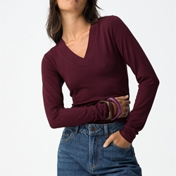 Camiseta Burdeos cuello pico, Brenna - Imagen 1