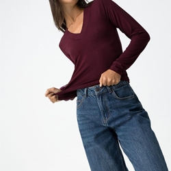 Camiseta Burdeos cuello pico, Brenna - Imagen 2