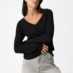 Camiseta Negro cuello pico, Brenna - Imagen 1