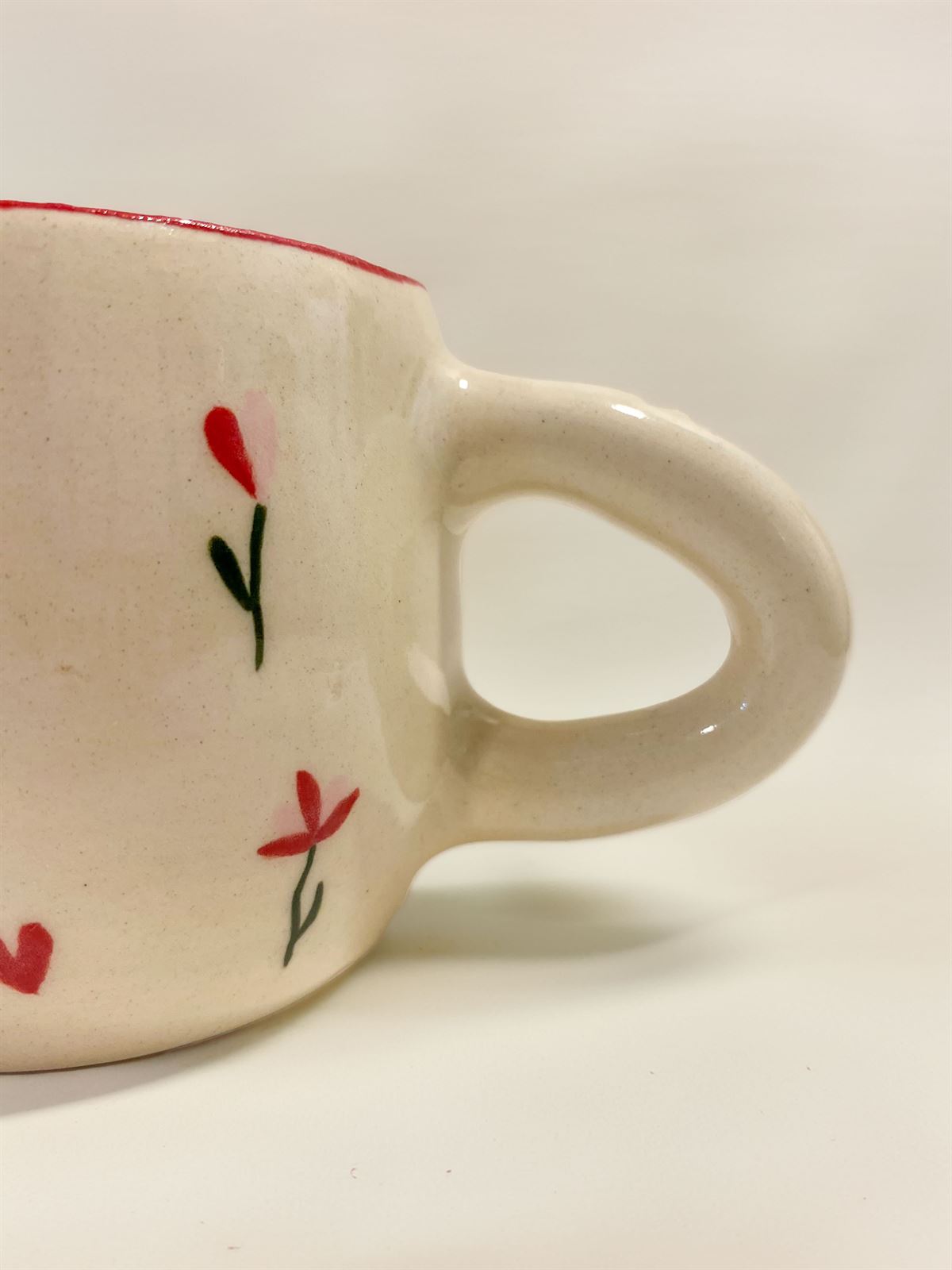 Taza de gres de flores y corazones - Imagen 2